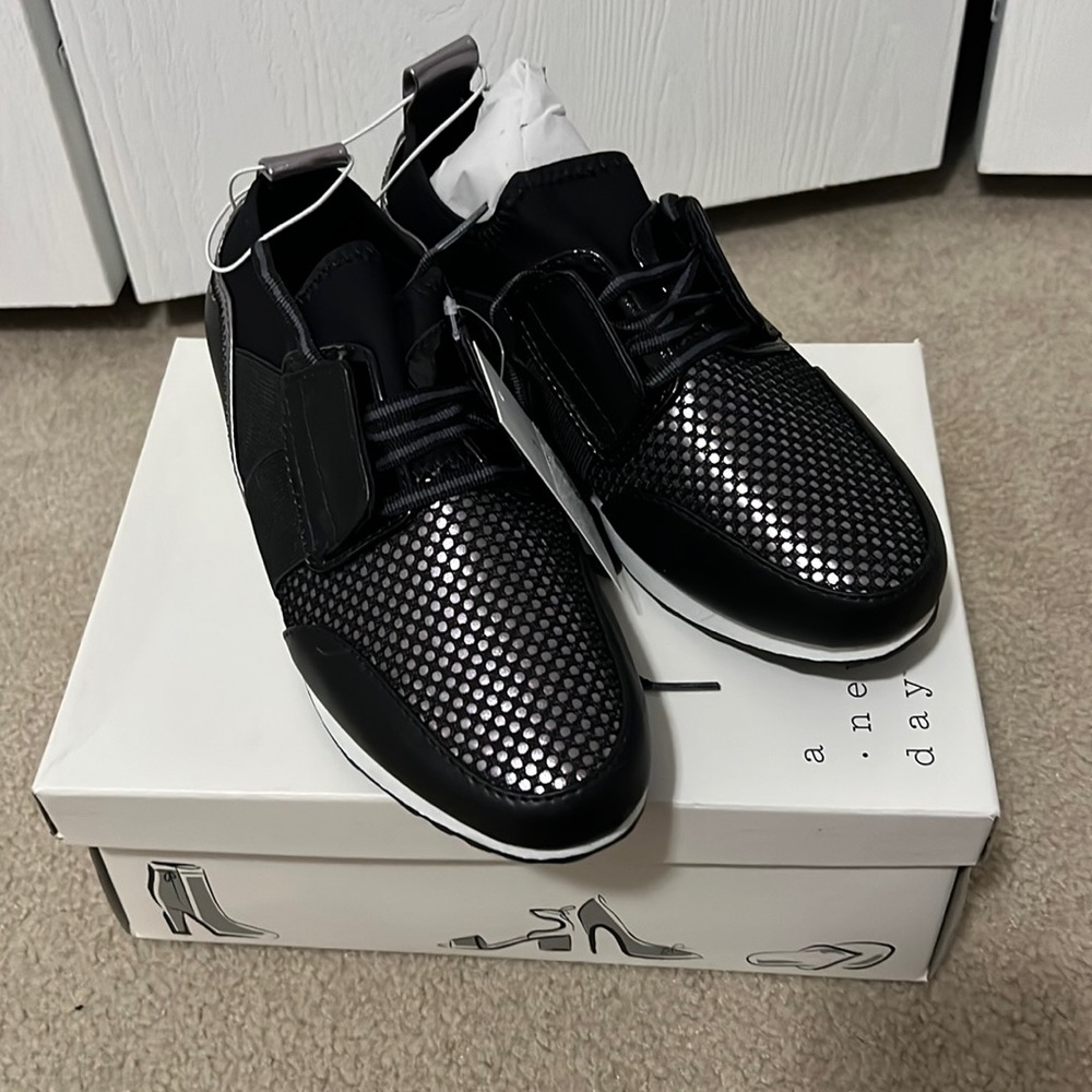 A new day Black and silver tennis athletic sneakers shoes size 7